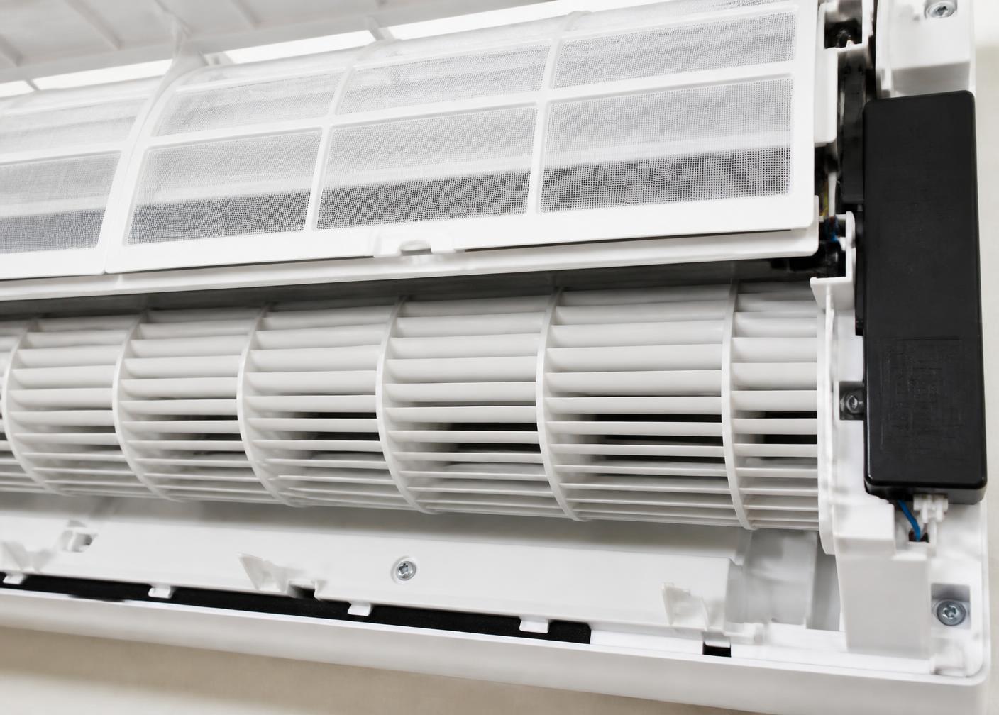 Unité intérieure de climatisation propre après nettoyage approfondi par Ventiwash 60