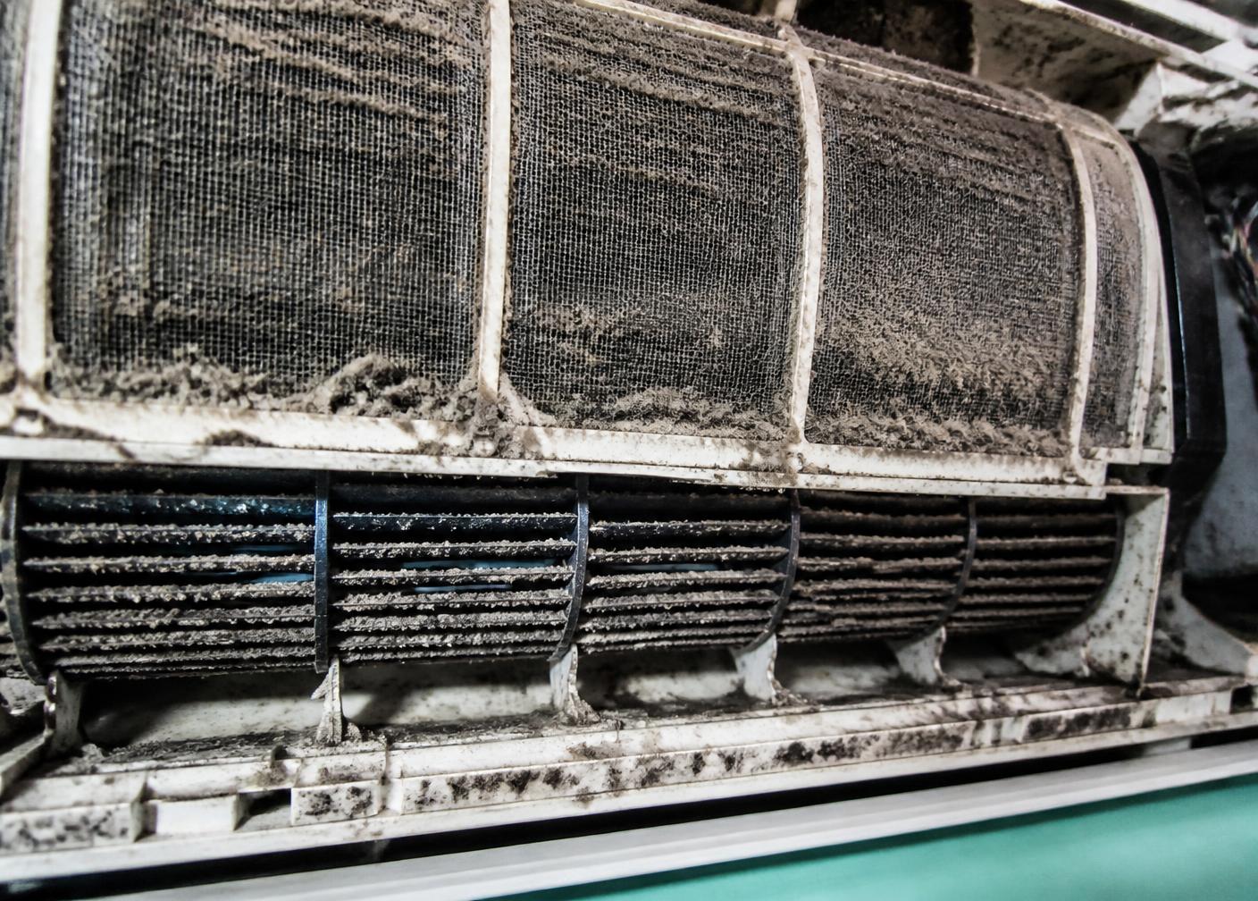 Climatisation encrassée : filtres et turbine chargés de poussière avant nettoyage
